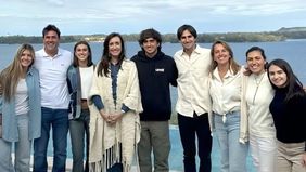Victoria Villarruel, junto a la familia de una funcionaria de Guillermo de Rivas.