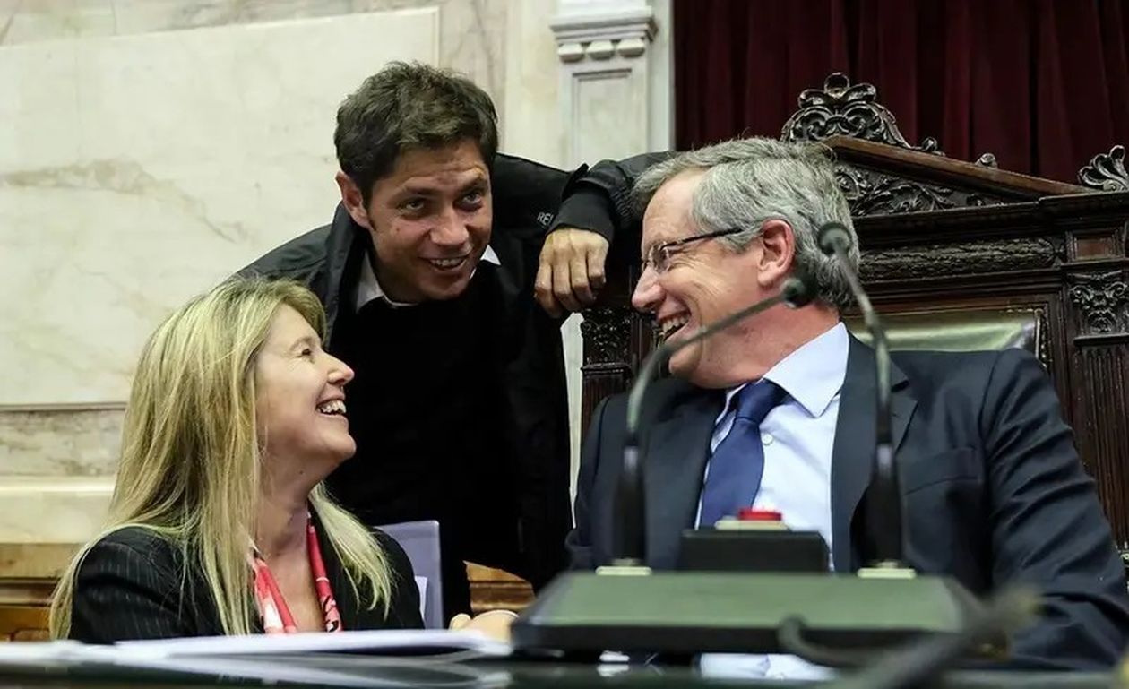 Axel Kicillof, junto a Cristina Álvarez Rodríguez y Emilio Monzó (Foto archivo)