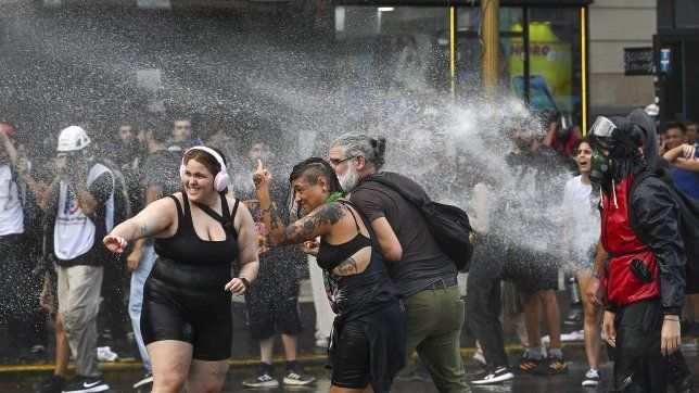 hubo incidentes frente al congreso en la marcha contra la reforma laboral: piedrazos, gases y detenidos
