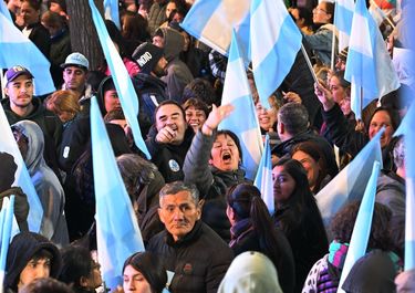 La militancia de Fuerza Patria festeja la derrota de Javier Milei en el búnker de Axel Kicillof.