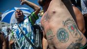 Manifestante con el logo de la CGT y del Partido Justicialista tatuados. (Foto: Télam)