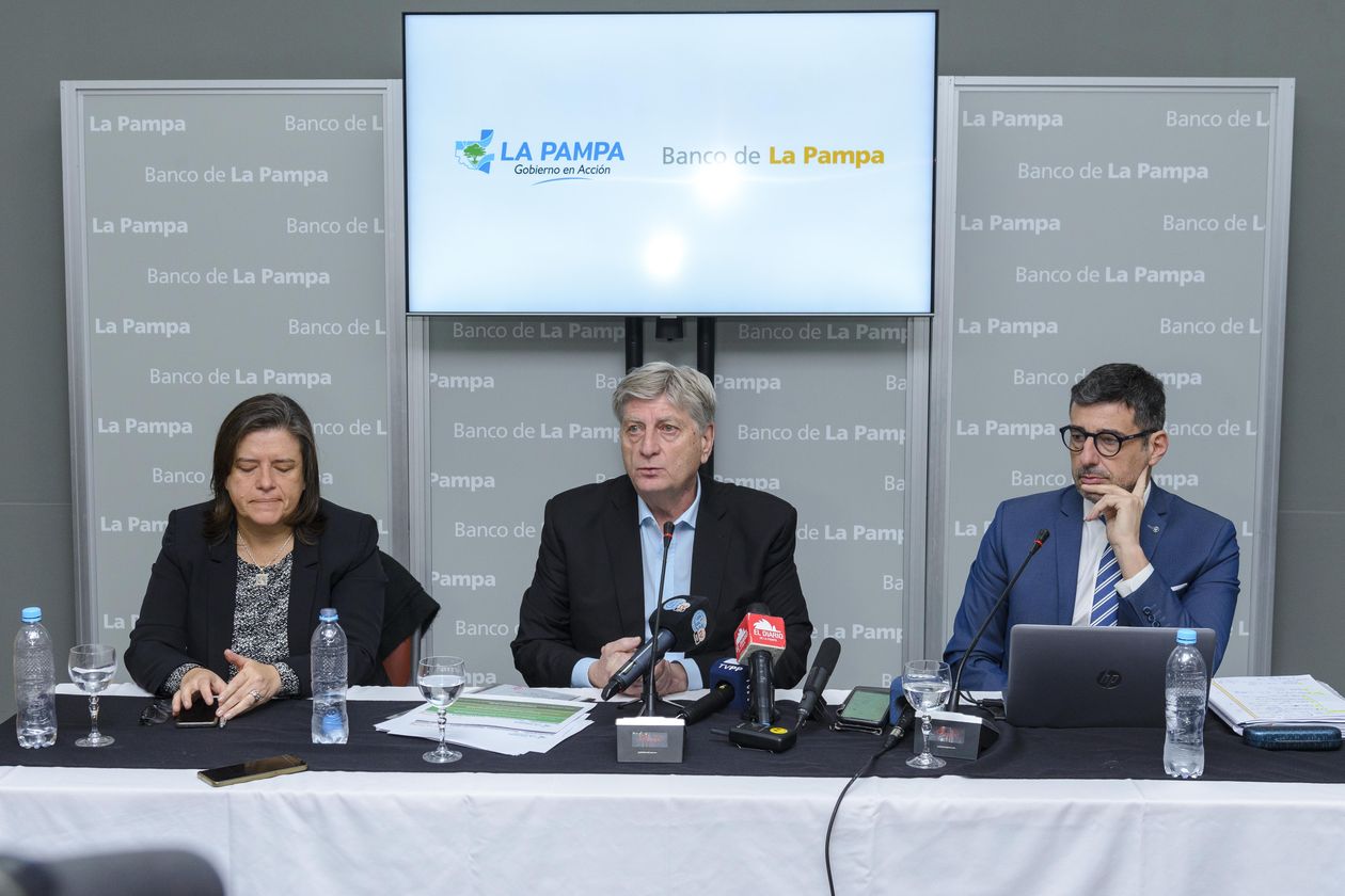 Ministra de la Producción Fernanda González, gobernador Sergio Ziliotto y presidente del Banco de La Pampa Alexis Iviglia: el cambio de figura lo fuerza el DNU de Milei.