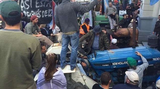 otra 125 para urribarri: ruralistas desataron un escandalo en la casa de gobierno