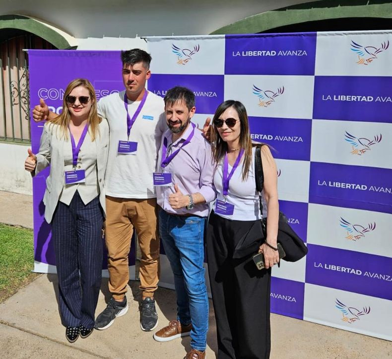 Juan Pablo Patterer junto a parte de su riñón político en La Pampa.