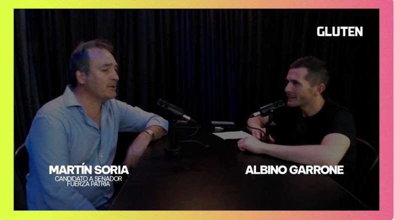 En plena acción. El intendente Albino Garrone y el senador Martín Soria, entonces candidato por Fuerza Patria en Río Negro