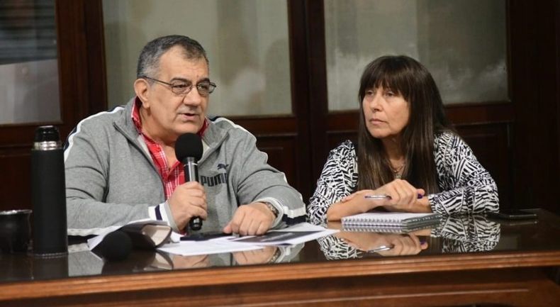 El presidente del PJ, José Cáceres, y Carina Domínguez, secretaria adjunta de UPCN y exvicepresidenta del partido, en un encuentro partidario durante el proceso pre-electoral.