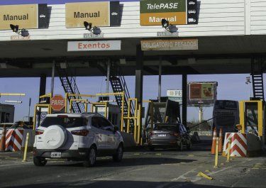 Toto Caputo lanza nuevas concesiones viales: más peajes, tarifas más caras y ayuda estatal para constructoras