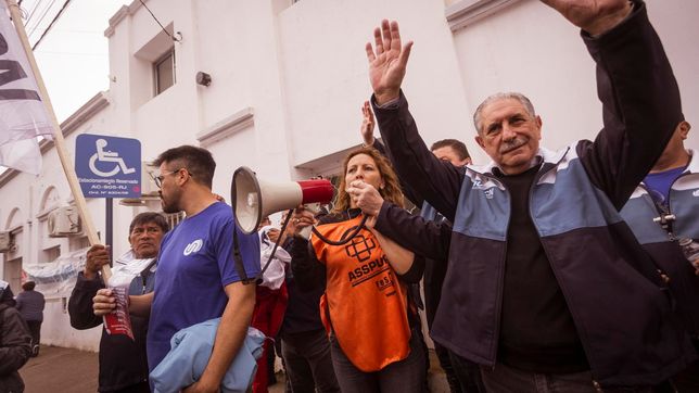 Los gremios UPCN y ASSPUR unificaron reclamo en la capital de Río Negro. 