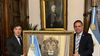Mauricio Davico junto a Javier Milei en la Casa Rosada, cuando el intendente de Gualeguaychú viajó exclusivamente para regalarle un cuadro al presidente.&nbsp;