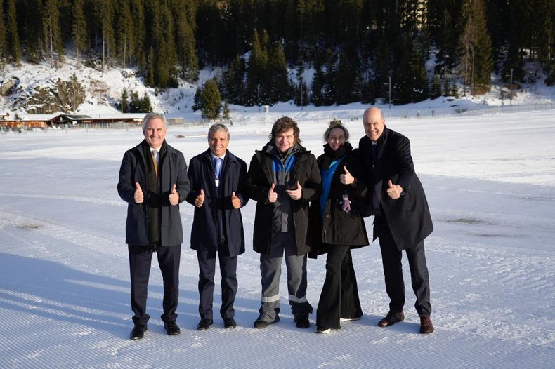 En Davos, Javier Milei junto a Pablo Quirno, Toto Caputo, Karina Milei y Federico Sturzenegger.