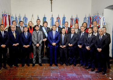 Javier Milei junto a gobernadores en Tucumán.