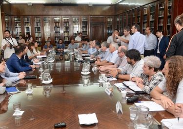 Paritaria estatal trabada: rechazo gremial y aumento por decreto de Kicillof