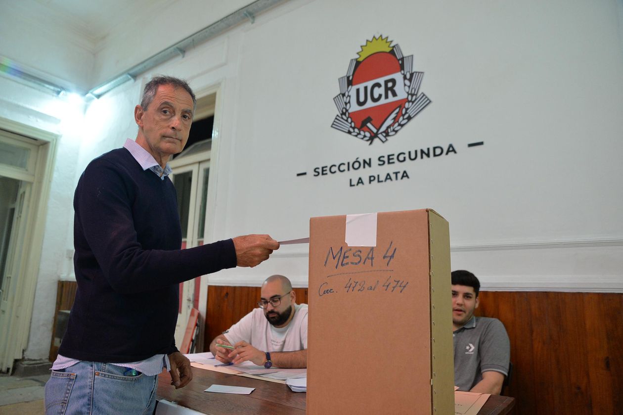 Claudio Frangul vota en las elecciones de la UCR bonaerense.