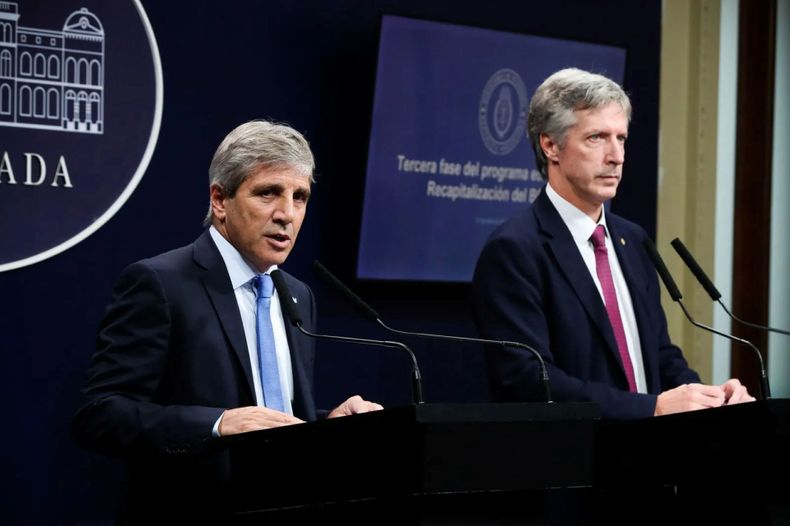 La estrategia de Toto Caputo y Santiago Bausili frente al dlar