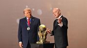 Gianni Infantino le entregó a Donald Trump el primer Premio FIFA de la Paz. Gianni Infantino le entregó a Donald Trump el primer Premio FIFA de la Paz.