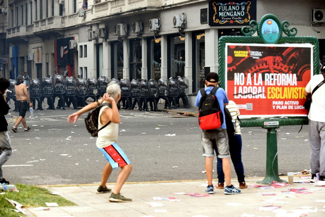 Incidentes frente al Congreso en la marcha contra la reforma laboral.