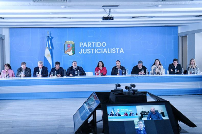 Los gobernadores peronistas se reunieron en la sede del PJ de la calle Matheu. 