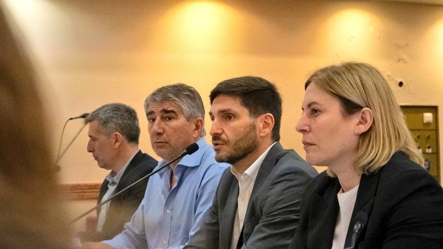 Maximiliano Pullaro y la plana mayor del gobierno: la vice Scaglia, y los ministros de Gobierno y Economía Fabián Bastía y Pablo Olivares (al fondo).
