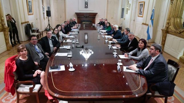 plan antituristas blue: el gobierno analiza un tipo de cambio diferenciado