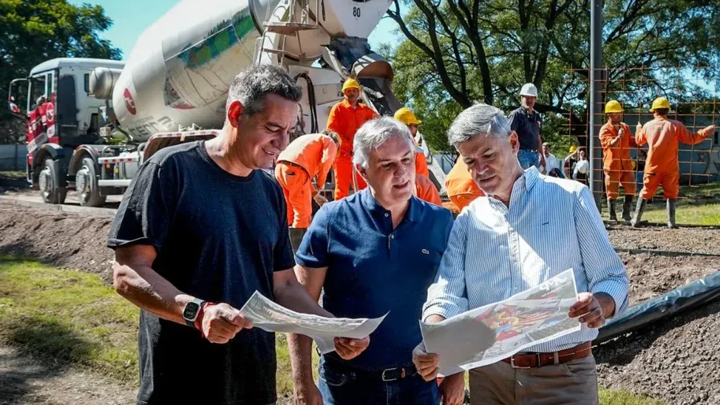 Martín Llaryora, escoltado por Daniel Passerini y Miguel Siciliano