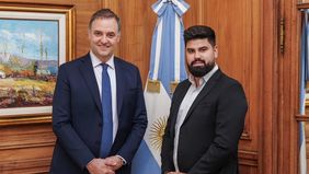 Fabián Fernández, junto a Manuel Adorni.