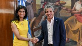 Toto Caputo con Gita Gopinath, en ese momento la número dos del FMI Toto Caputo con Gita Gopinath, en ese momento la número dos del FMI
