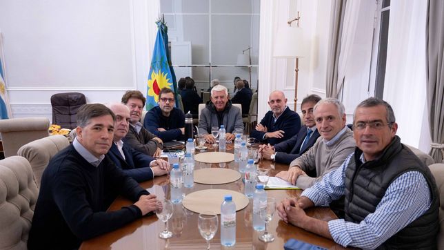 Intendentes y legisladores con el presidente de la cámara baja., Alejandro Dichiara