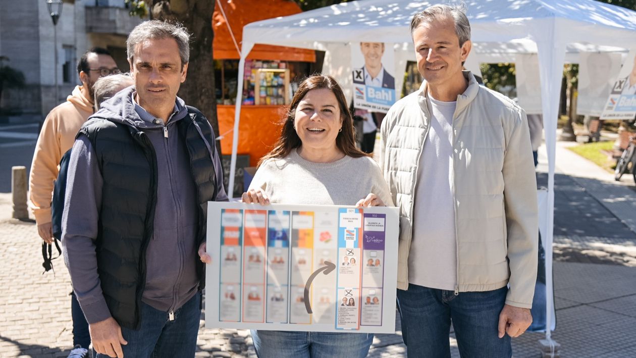 Guillermo Michel, Fabiana Leiva, y Adán Bahl. Candidatos de Fuerza Entre Ríos para las legislativas nacionales de octubre.&nbsp;