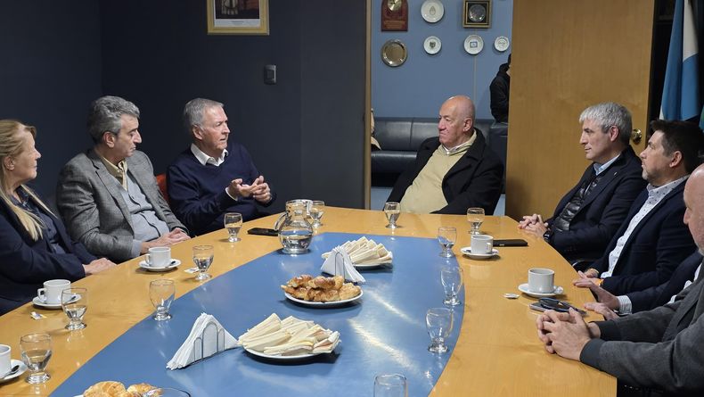 Juan Schiaretti con sciolistas y dualdhistas en la Universidad de Morón