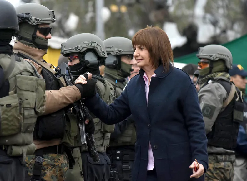 Patricia Bullrich y las fuerzas de seguridad, sus fuerzas de choque. Patricia Bullrich y las fuerzas de seguridad, sus fuerzas de choque.