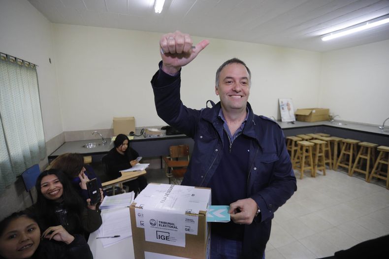 Vota Manuel Adorni.