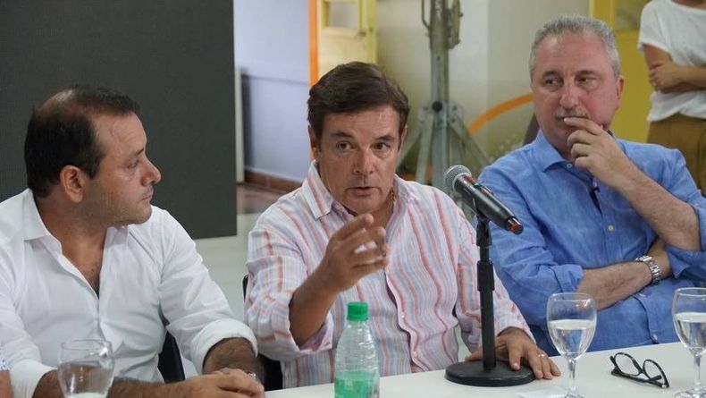 Carlos Rovira, jefe político del oficialismo en Misiones, junto al exgobernador Oscar Herrera Ahuad y el gobernador Hugo Passalacqua.