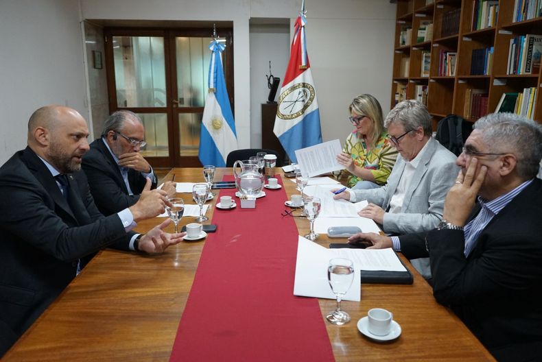 El ministro de Desarrollo Productivo de Santa Fe, Gustavo Puccini con sus pares de otras provincias