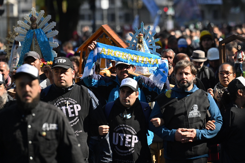 UTEP llegando a Plaza de Mayo para el acto por el Día de San Cayetano (Foto: Victoria Gesualdi)