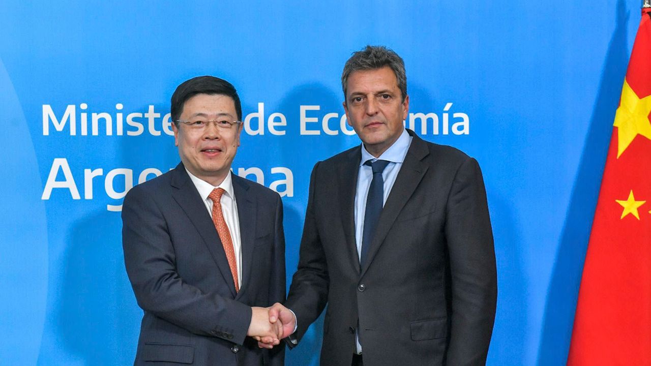 Swap con China: el plan de emergencia de Massa para aguantar hasta el 22-O