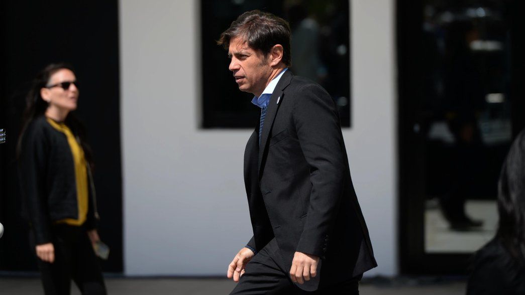 Axel Kicillof camina y sus pares lo esperan.&nbsp;