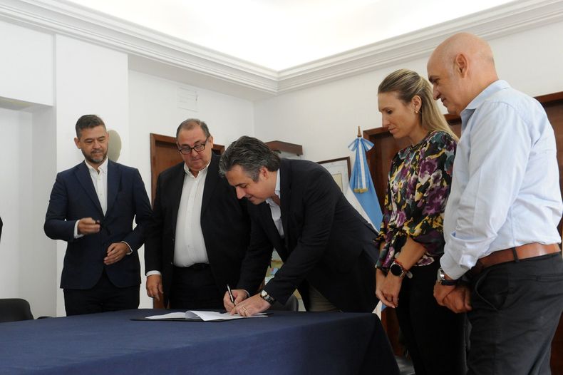 El intendente de Santa Fe Juan Pablo Poletti junto al ministro de Seguridad Pablo Coccioni y sus laderos políticos Sebastián Mastropaolo y Alejandro Boscarol.