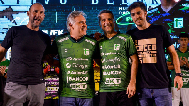 Verde: Martín Llaryora se fue apurado de la Casa Rosada para llegar a la presentación del plantel y la nueva camiseta de Sportivo Belgrano. 
