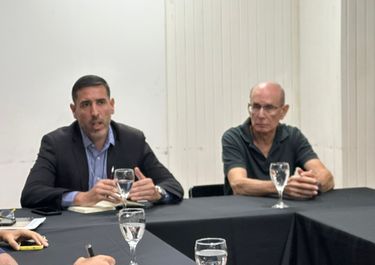 El presidente del CGE, Carlos Cuenca (izquierda) presentando al nuevo secretario de Articulación Educativa de Entre Ríos, Jorge Kerz.