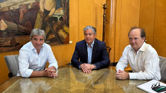 Toto Caputo y el gobernador de Neuquén, Rolando Figueroa.