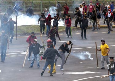 Ecuador estalla por males argentinos: déficit, deuda, FMI y pasión por el dólar