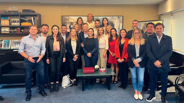Mauricio Macri, junto a legisladores y legisladoras del PRO.