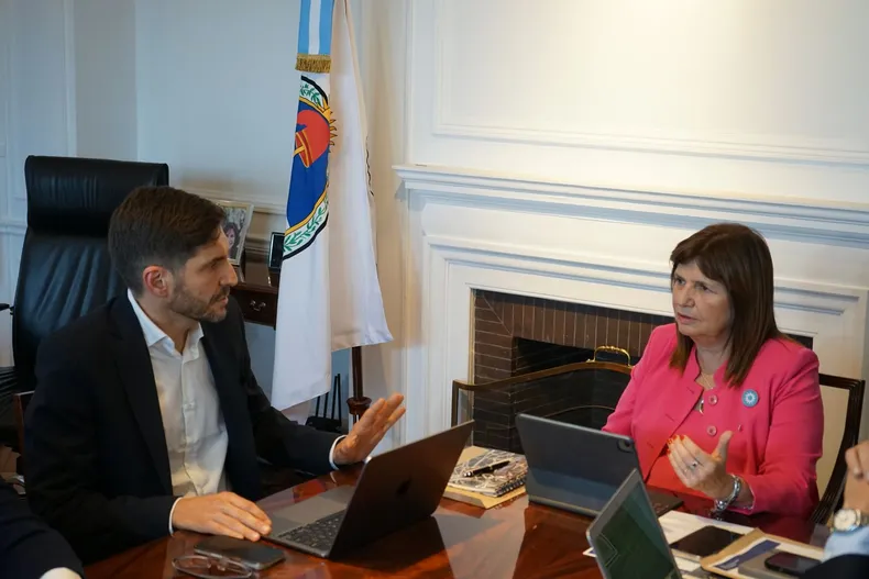 Maximiliano Pullaro y Patricia Bullrich, en su primer encuentro de gestión.