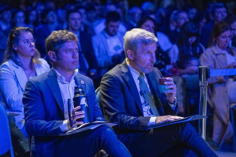 Axel Kicillof cebó mates en la primera fila del Centro de Convenciones en Paraná. Frigerio aceptó uno y para el segundo le dijo 