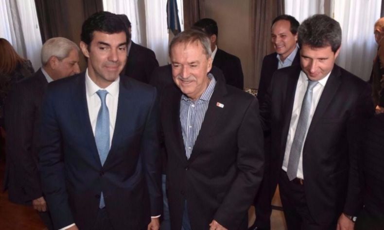 Schiaretti y Urtubey con Uñac, durante la gestión Cambiemos, una foto que el cordobesismo busca repetir. Atrás, el senador Camau Espínola, compañero de Alejandra Vigo en el bloque Unidad Federal.&nbsp;