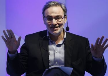 El Gobierno clona la guerra con la UIA: ahora el enemigo son los laboratorios