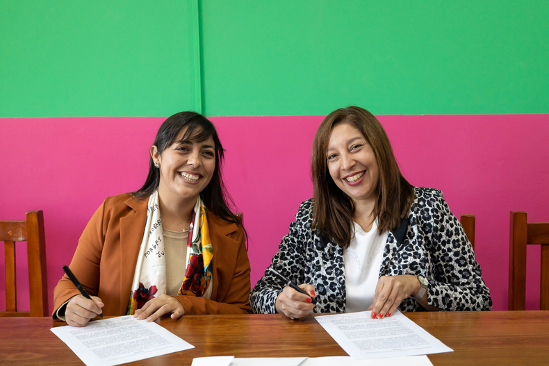 Yamila Direne, de Valcheta, junto a la gobernadora Arabela Carreras