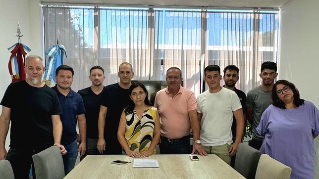 Claudia Acosta, junto a empresarios durante la presentación del segundo parque industrial de Mi Granja.
