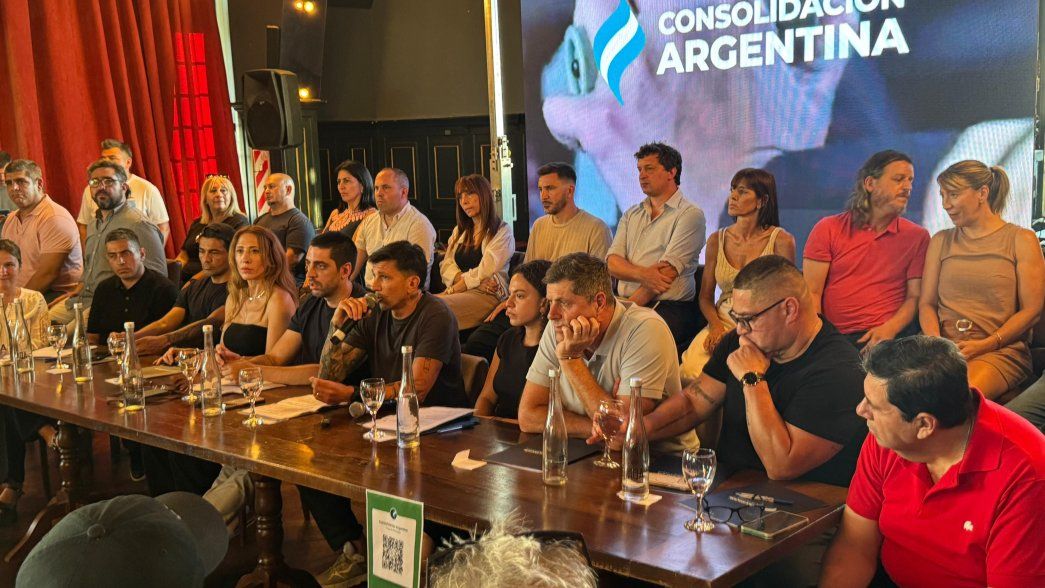 La mesa principal del lanzamiento de la campaña Dante Gebel presidente.