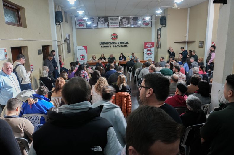 La Convención de la UCR de La Pampa no logró cerrar la grieta entre los sectores que repelen a Milei y Tierno y los que pretenden un acercamiento.